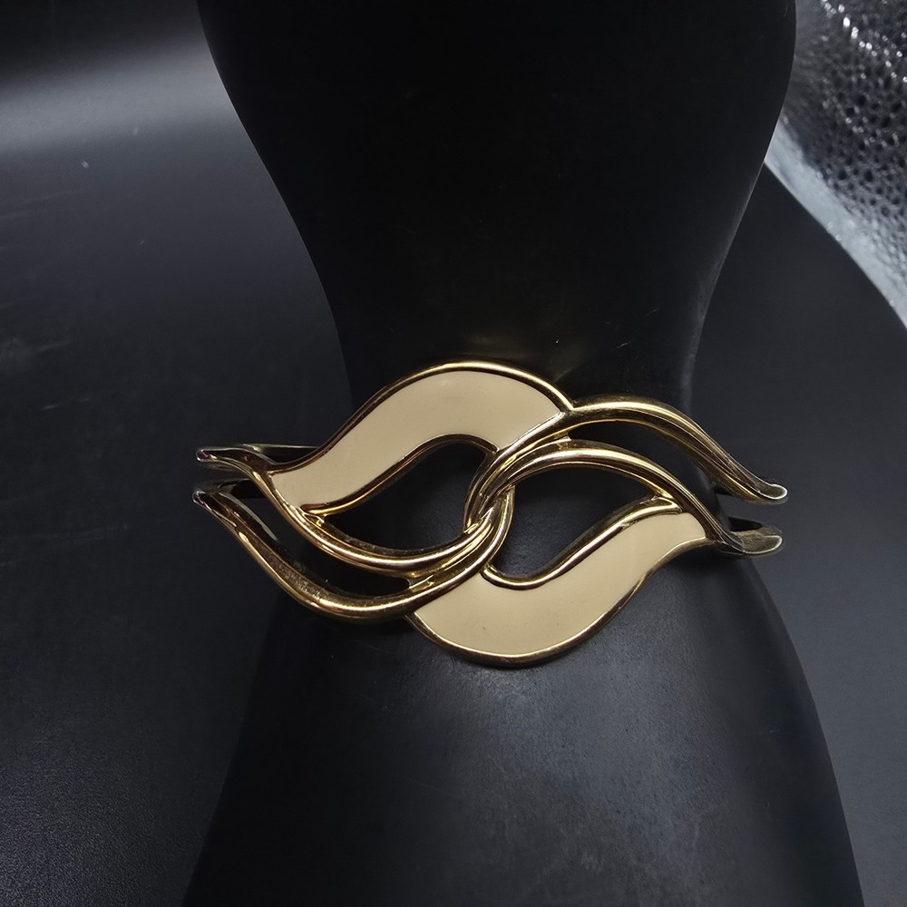 Avon 1989 Key Biscayne Bracelet Cream Enamel Twisted Gold Tone Vintage
